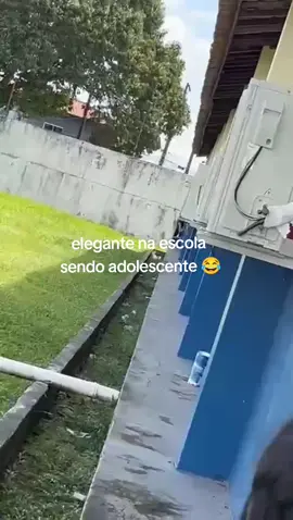 elegante na escola sendo boqueteira 😂😂  
