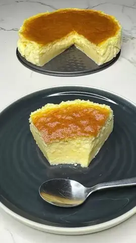 Tarta de queso con solo 3 ingredientes, muy fácil de hacer y es una delicia.  Quieres recetas fáciles y ricas? Pásate por mi canal de YouTube tazi_oficial el enlace está en mi perfil suscríbete si aún no lo has hecho para que no te pierdas ninguna receta nueva.  Ingredientes:  4 huevos  250 gr. de queso mascarpone  200 ml. de leche condensada  Hornear: a 180 grados durante 30 minutos  • • • #viral #tik_tok #fyp #postres #recetas #dulces #tarta #queso 