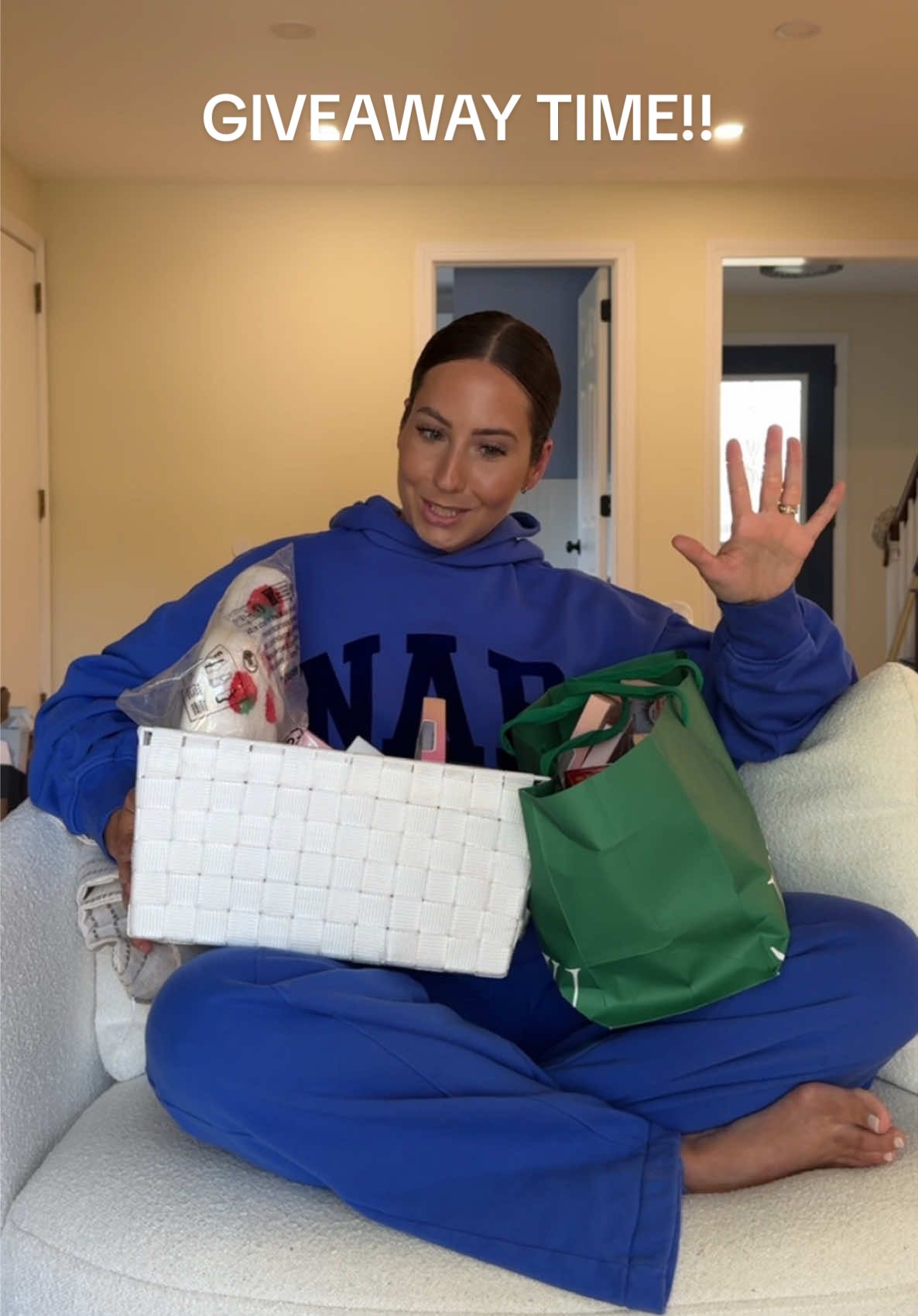 SO EXCITED FOR THIS!!! TO ENTER: 1. follow me here and on IG (same @) 2. Like, comment & repost  3. Must be in US  Winner chosen next Friday!!  #giveaway #giveaways  