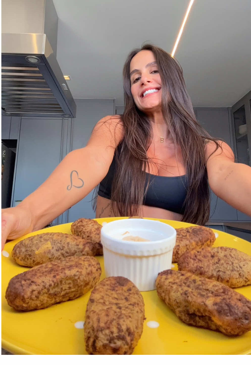 Croquete saudável, fácil e suculento? Temos! 🤤 Vem na minha e... Provaki! Ingredientes: 300g de batata inglesa cozida (ou qualquer raiz da sua preferência) 300g de carne moída cozida e já temperada (ou qualquer proteína da sua preferência) Queijo mussarela Passo a passo completo no vídeo! Já salva pra não perder essa delícia, faz e compartilha com geral!