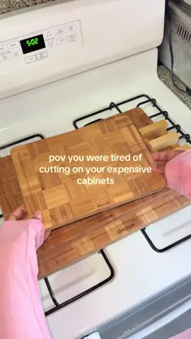 love the little stand it comes with 😍 #cuttingboard #kitchengadgets #bamboocuttingboard 