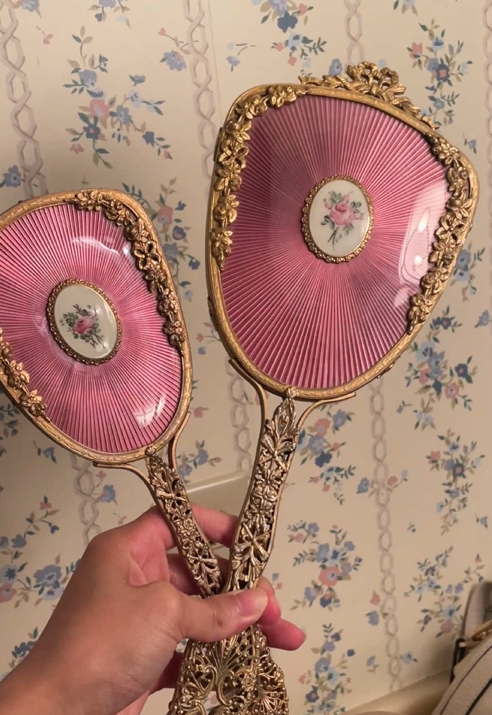 How gorgeous is this vanity set!? 💘 #vintage #vintagestyle #vintagevibes #vintagefinds #vintageonly #fyp 