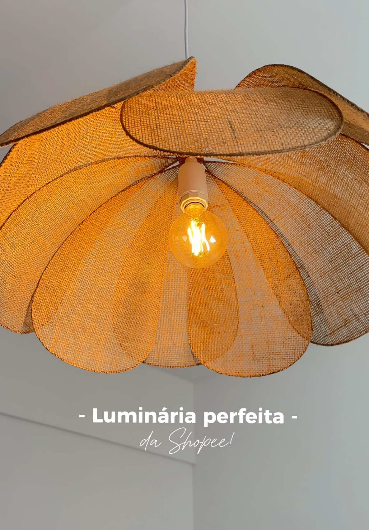 Minha luminária maravilhosaaaa da Shopee! ✨🧡 Simplesmente perfeita! Tô apaixonada no meu quarto!  Luminária Lustre Peônia Flor Pendente Juta 10 Pétalas #shopee #enxovaldecasanova #pentende #luminaria #luminariasdecorativas #shopeehaul #shopeefinds #shopeecheck #casanova #morandosozinha #decoracaodecasa #decoracaodecasa 