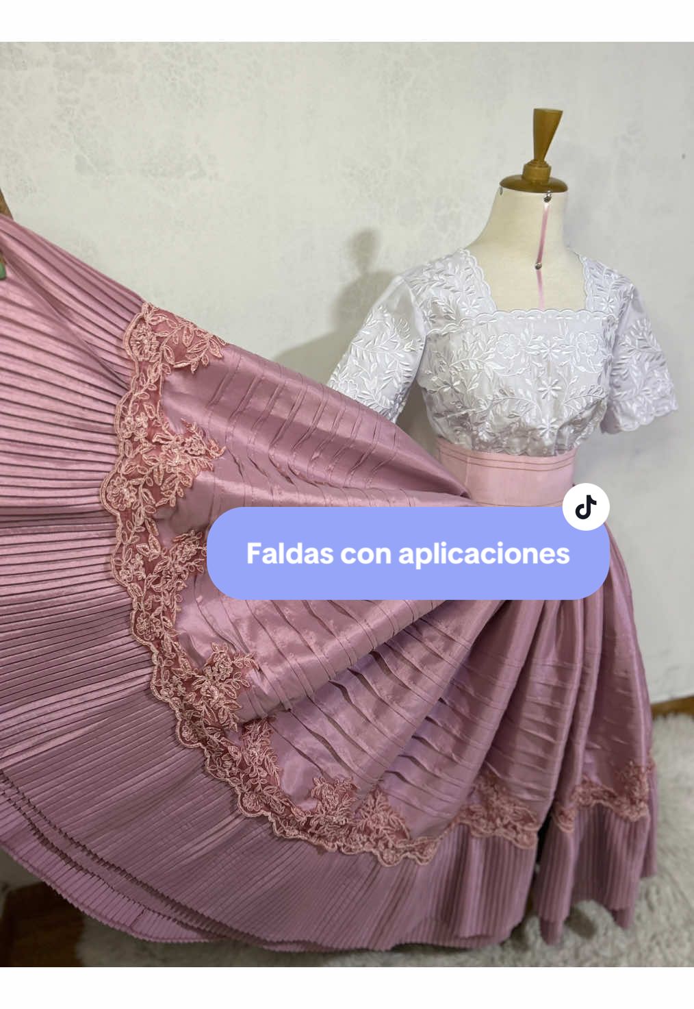 Traje de marinera con aplicaciones Bruselas a medida #marinera #marineranorteña #marineranorteñaperu #marineraperuana #trajesdemarinera #marineradelperu #faldasdemarinera 