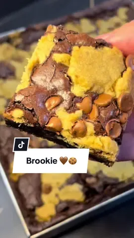 Brownie + Cookie = Brookie 🍫🤎🍪 Receita Cookie  1 xícara açúcar Mascavo (claro) (160g) 1/2 xícara açúcar refinado (120g) 1 tablete de manteiga sem sal (200g) Bate na batedeira até ficar um creme claro  Adiciona  1 colher de sopa de fermento  1 ovo inteiro  Bate até agregar tudo 3 1/2 farinha de trigo sem fermento (420g) Amassa tudo na mão até agregar não precisa sovar Adiciona 150g de chocolate chips pode ser o fracionado A receita do Brownie temos 2 Ebooks super completos no link da Bio Brownie Perfeito em Casa Brownie Pro ✨ #brownie #cookie #brookie #receitasfaceis #receitasimples