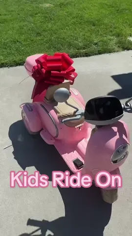 This 12v electric motorbike for kids is on an awesome sale today!! @HeimiliToys #heimili #kidsmotorbike #giftsforkids #milliennialmom #kidsmotorcycle #stayathomemom 