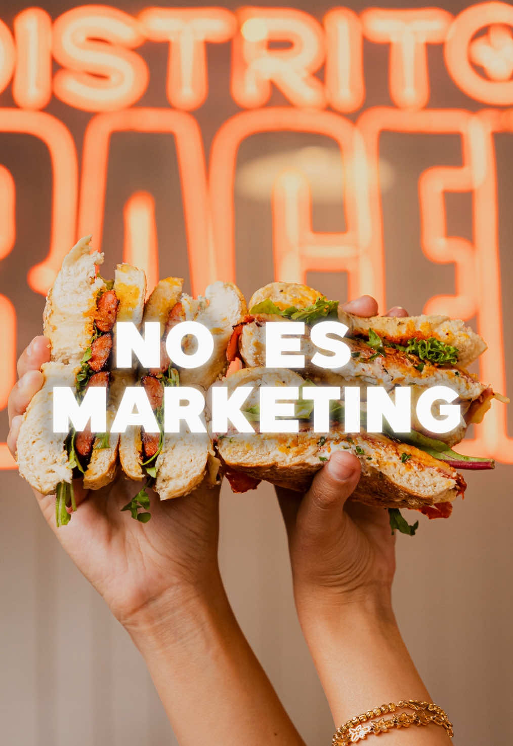 Fui a grabar a este lugar  ¿Por qué? Porque cuando sabes lo que puedes aportar visualmente, no necesitas esperar a que te llamen. @Distrito Bagel  Esto es estrategia visual. No solo fotos bonitas. #VisualArt #CreadorDeContenido #storytelling #restaurant #marketing #marketingestrategico 