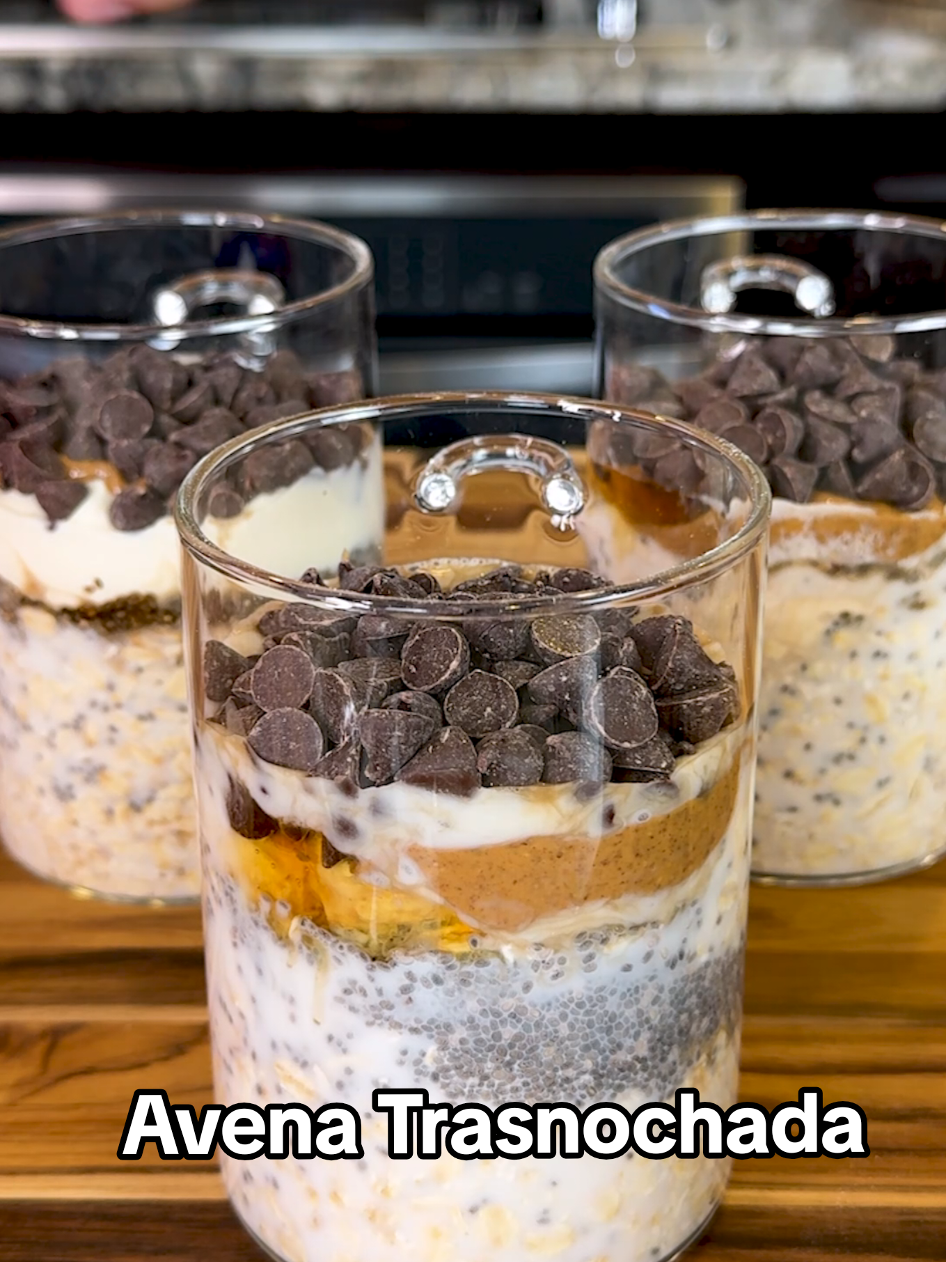 Avena Remojada Trasnochada (Overnight Oats) Receta Facil 😋 Es mi favorita, una solución perfecta para preparar con anticipación para las mañanas ocupadas. No necesitas cocinar—solo mezcla los ingredientes y refrigera durante la noche para disfrutar de una avena cremosa que te ayudará a empezar el día 😋Puedes disfrutarla fría directamente del frasco o calentarla en el microondas para una opción más reconfortante. Se mantienen bien en el refrigerador hasta por 4 días. AVENA REMOJADA  – INGREDIENTES: ► 1 taza de avena por frasco ► 1 cucharadita de semillas de chía por frasco ► 1 taza de leche de almendra por frasco (o leche de tu preferencia) ► 1/2 cucharada de extracto de vainilla por frasco ► 1/3 taza de yogur griego por frasco ► 1 cucharada de mantequilla de almendra por frasco ► Un chorrito de miel por frasco ► 1/3 taza de chispas de chocolate por frasco #avenatrasnochada #desayuno #desayunorapido #overnightoats #facilyrapido