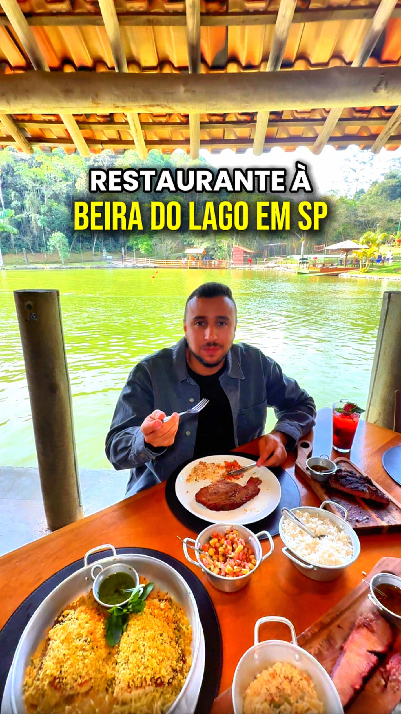 RESTAURANTE À BEIRA DO LAGO EM SP 🏞️ E hoje vamos te guiar na Casa do Lago Estância, um restaurante lindo com diversas atividades para toda a família!  Tem pesca infantil, espaço kids completo, passeio a cavalo, wakeboard no lago, música ao vivo e muito mais!! 😍 E a culinária por lá é especial. Se liga no que pedimos:  🥓 Torresmo à pururuca - R$ 42 🥩 Bife de chorizo com chimichurri - R$ 89 🥩 Brisket defumado com acompanhamentos - R$ 172 🐠 Filé de abadejo com crosta de ervas e acompanhamentos - R$ 165 🥥 Cocada - R$ 32 🍹 Cambucizeiro - R$ 28 🍸 Gin de frutas vermelhas - R$ 33 Funciona aos sábados, domingos e feriados, com entrada e estacionamento gratuitos! 🍕 No sábado, dia 09/08, vai rolar a Noite da Pizza, ocasião perfeita pra comemorar o Dia dos Pais. JÁ MARCA QUEM VAI TE LEVAR 👇 🥘 @casadolagoestancia 📍 Estrada Névio Carlone, 03 - Riacho Grande, São Bernardo do Campo #restaurantesp #gastronomiasp #turismosp #saobernardodocampo #sbc #carne #churrascaria #churrasco #oquefazeremsp 
