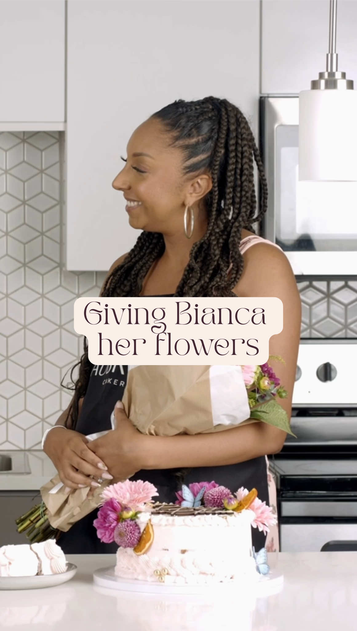 My favorite part of every episode! I was able to give @mzbiancarenee her well deserved flowers, she’s been such an inspiration to me and a light in my life over the past few years, I’m forever grateful that we met🤍 If you’d like to see the full YouTube video of Bianca stepping into my shoes for a day and decorating a cake together while talking chatting about her journey you can click the link in my bio! Shot by @worldis.us  • • • #baker #baking #bakery #youtubechannel #bakingchannel #podcast #bakingpodcast
