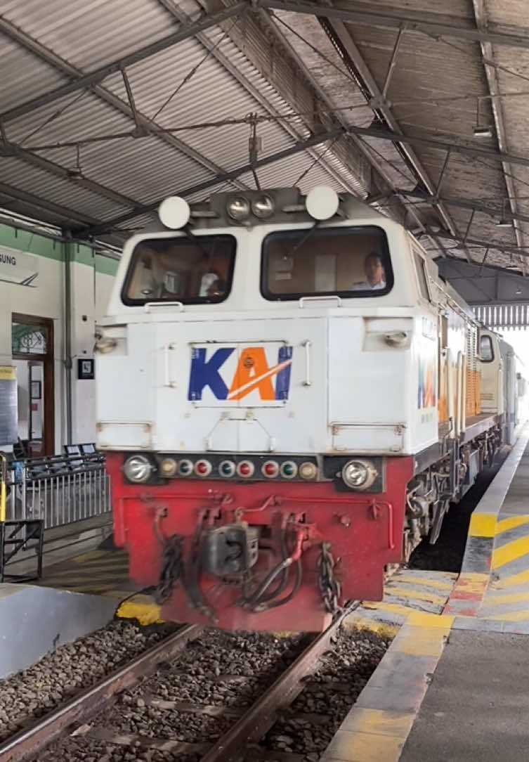 dhoho nya pake puong😌 #kai #kaiaccess #kereta #keretaapi #keretaapiindonesia #kadhoho 