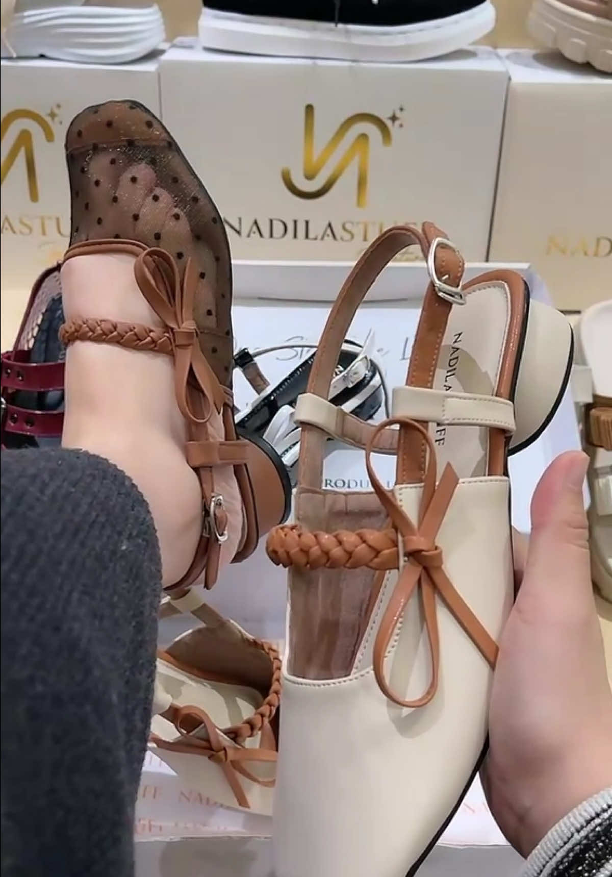 Cakepp dikaki empuk & nyaman ada size 36-43 🫶 kaki lebar gemoy upsize ya.. silahkan co sebelum habiss!😭  #reviewjujur #nadilastuff #rekomendasi #PromoGuncang88 #tiktoklive #sepatuwanita #viral 