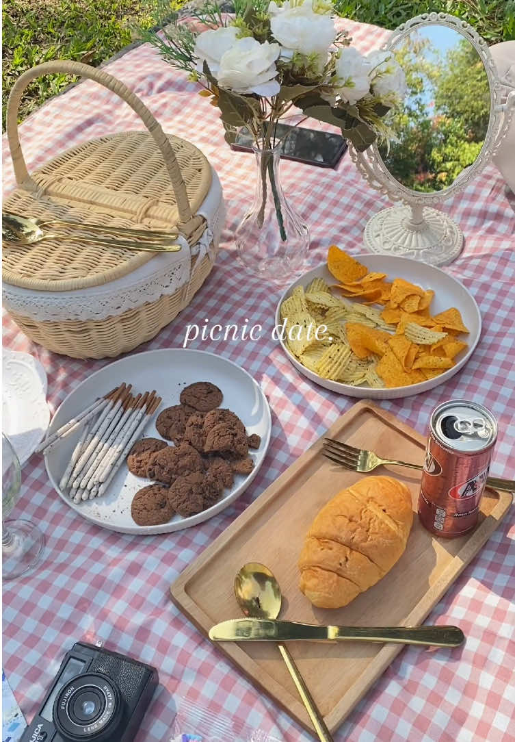 sewa alatnya di @Its saturdate #picnic #picnicdate #dateideas #dateactivity #fyp #lewatberanda @Juliannn7 