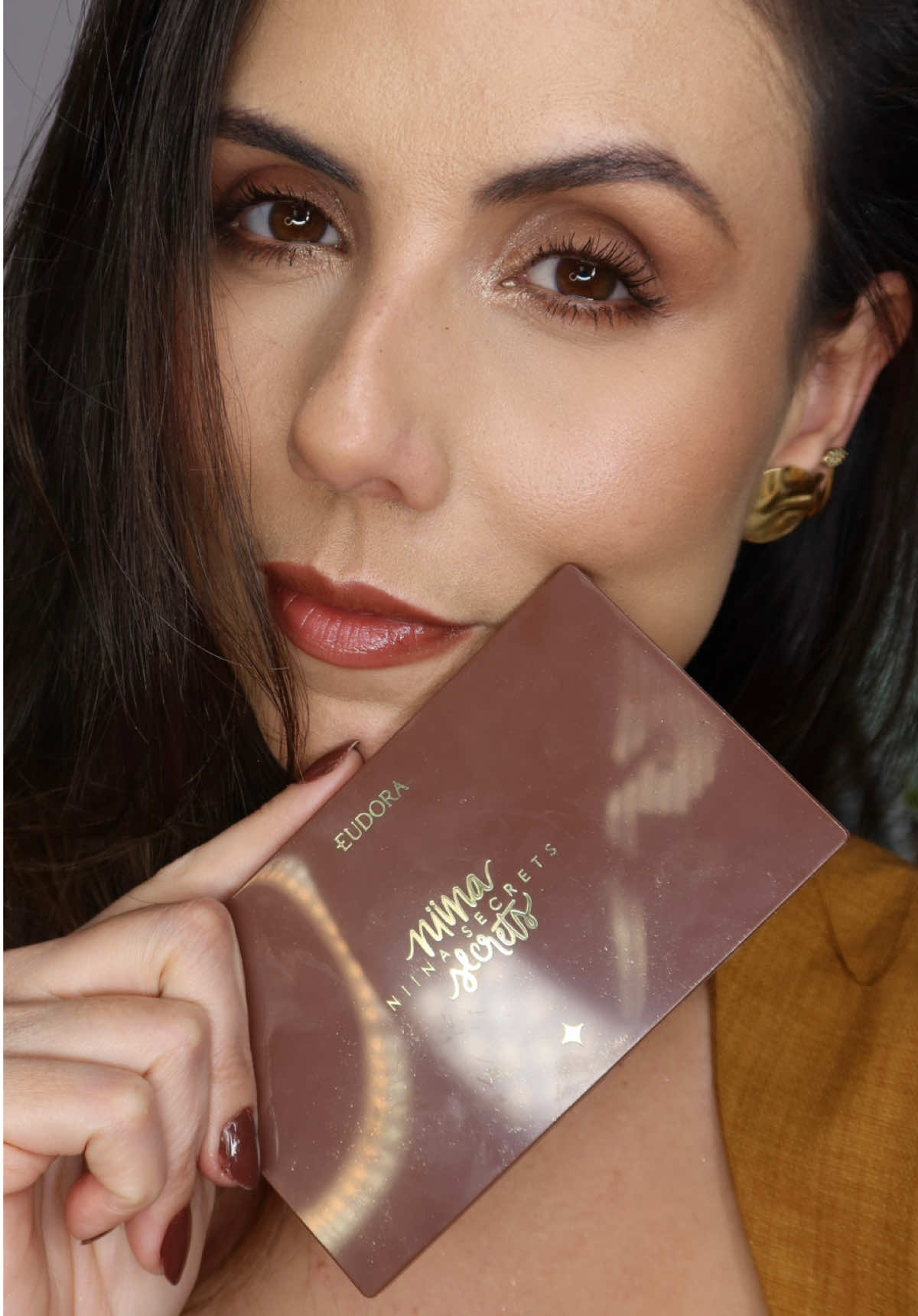 TESTANDO NOVA PALETA NEUTRALS DE @Linha NiinaSecrets  🚨ALERTA: se você é uma pessoa mais básica talvez não vá aproveitar tanto as sombras com brilho da paleta pois elas não são nada básicas 😅  #resenhademaquiagem #resenhamaquiagem #lancamentoniinasecrets #lancamentosniinasecrets #lancamentodemaquiagem #paletaneutrals #paletaniinasecrets #esfumadomarrom 