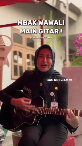 Di kota pun bisa cuan dari budidaya 🐟🌱 Ikan di ember ✔️ Hidroponik ✔️ Main gitar lokal ✔️ Kampung Berseri Kauman emang nggak main-main vibesnya 😎✨  #SoloVibes #CuanDariKampung #MbakWawali #WakilWalikotaSolo  #AstridWidayani #solo #surakarta #mudamendunia 