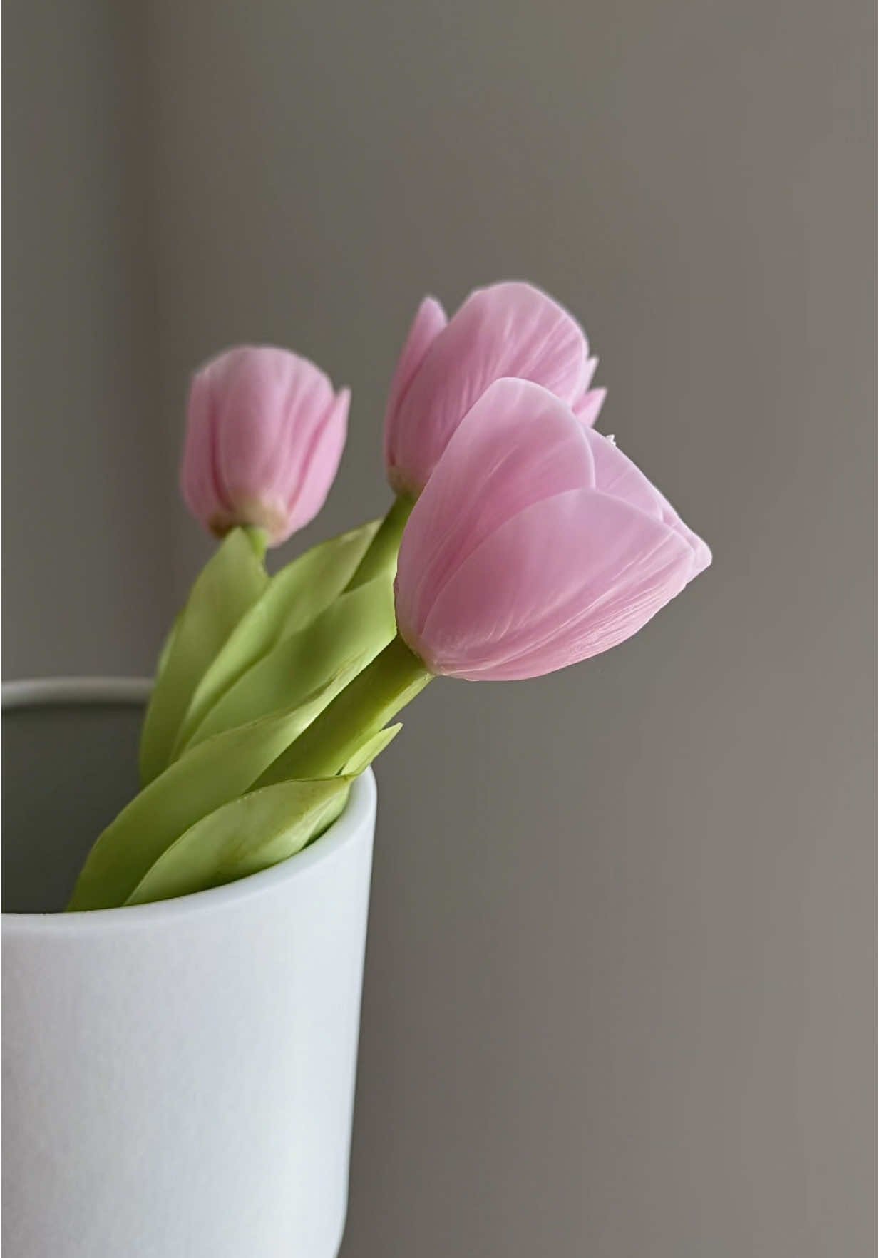 Handmade tulip candle 🌷 Realistic. Elegant. Now at summer prices! Available at jcandles.net #tulip #jcandles #beeswax 