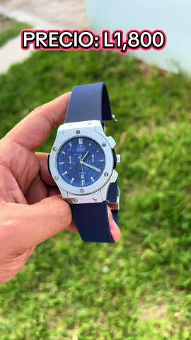 🔵 Diseño audaz, estilo que domina. Para quienes marcan presencia con cada detalle. 💥 Caja de acero con acabado cepillado 💥 Correa de silicona azul de alto confort 💥 Movimiento de precisión con cronógrafo funcional 💥 Estilo deportivo, moderno y elegante 💥 Resistente a salpicaduras, ideal para el uso diario 📍 Entrega inmediata en Tegucigalpa 💰 Precio especial 📩 Escríbenos por mensaje privado para más info 📲 33447018 Este reloj no es para cualquiera… es para quienes imponen sin decir una palabra. #EstiloMasculino #RelojesHN #AuraJoyería #AccesoriosDeImpacto #EleganciaDeHombre #RelojModerno #StreetStyleHN #AltaGamaAccesible
