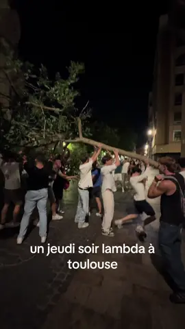 Planter un arbre dans une poubelle, alcoolos et écolos 🌲 #toulouse #night #alcohol #fyp 
