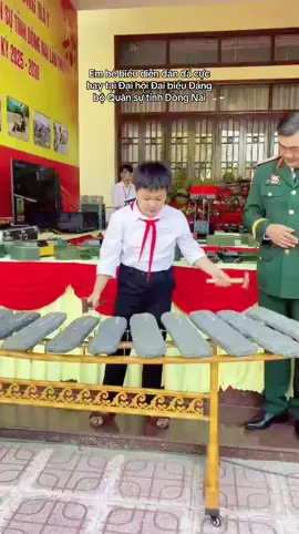 Em bé biểu diễn tiết mục đàn đá cực hay tại Đại hội Đại biểu Đảng bộ Quân sự tỉnh Đồng Nai lần thứ I, nhiệm kỳ 2025-2030