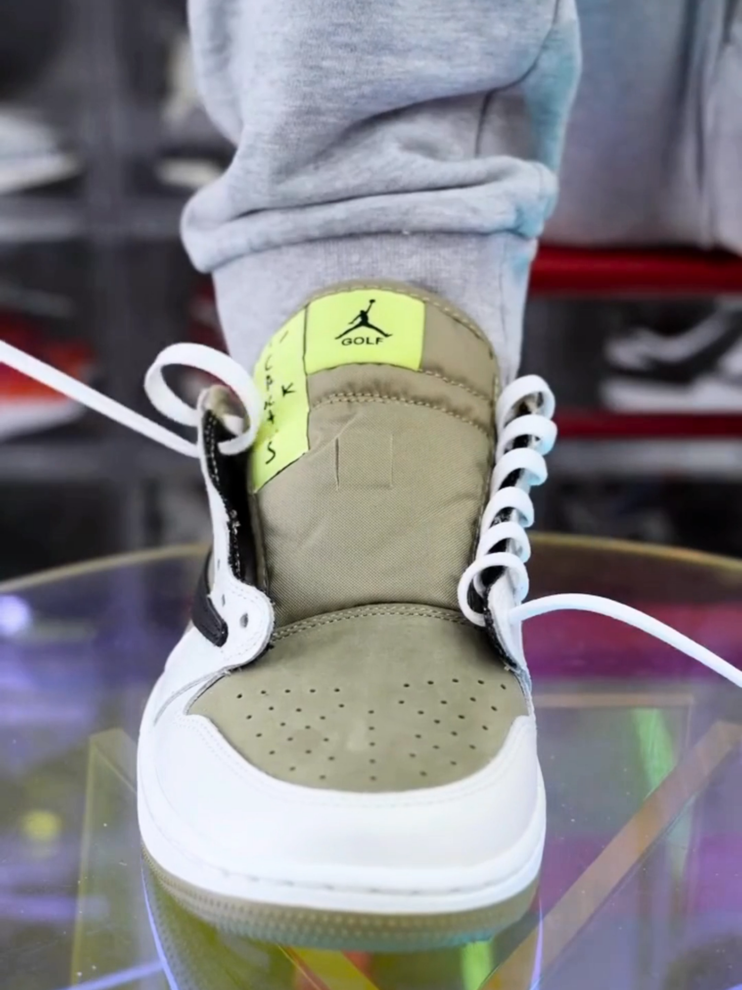 Como amarrar seu sapato da maneira correta. Travis Scott x Air Jordan 1 Low Golf Neutral Olive . . . . #travis #travisscott #travisscott #sbdunks #sb #nikesb #nikesbdunk #nikesbdunklow #nikesbornothing #offspringhqcommunityy #offspringg #thesneakerluminati #thesolesupplierr #thesolefirm #sneakerness #sneakergallery #nike #nikesneakers #snkraddicted #sneakerheadd #sneakrs #sneakerloverr #kicksonfire #kicksoftheday #kickstagram #peigworldwide #sneakerbardetroit #sneakers #sneakersaddict #sneakercon