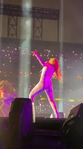 Boooty don’t lie 🔥🔥🔥 @Shakira  #lmynlworldtour #concerts #livemusic #shakira #shewolf #fyyyy #fyppp 