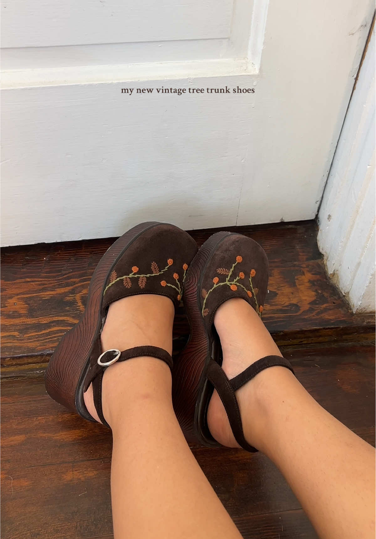 🐿️🍎🌳 got these for $1 at a church rummage sale #vintageshoes #platformshoes #maryjanes #thriftfind #vintagelei 