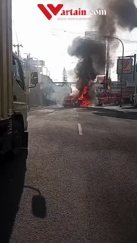 Wartain.com || Satu unit angkutan umum (angkot) dengan nomor trayek 04 jurusan Jalan Stasiun Timur – Goalpara, ludes terbakar pada Kamis (7/8/2025) sekira pukul 08.10 WIB. Peristiwa itu terjadi di Jalan Nasional Sukabumi – Cianjur, Desa Pasirhalang, Kecamatan Sukaraja, Kabupaten Sukabumi tepatnya di depan Rumah Sakit Umum Hermina. Seorang saksi mata, Nazkiya Aulia (35) mengatakan bahwa peristiwa tersebut bermula saat sang sopir ingin membeli bubur dari tempatnya. Tak lama berselang sang sopir lari ke arah mobilnya dan mobilnya tiba-tiba meledak. Baca selengkapnya: https://wartain.com/satu-unit-angkot-di-sukabumi-ludes-dilalap-api-sopir-alami-luka-bakar/ #view #sukabumi #viral #viral #follow #fypage #fyp #like #kebakaran 