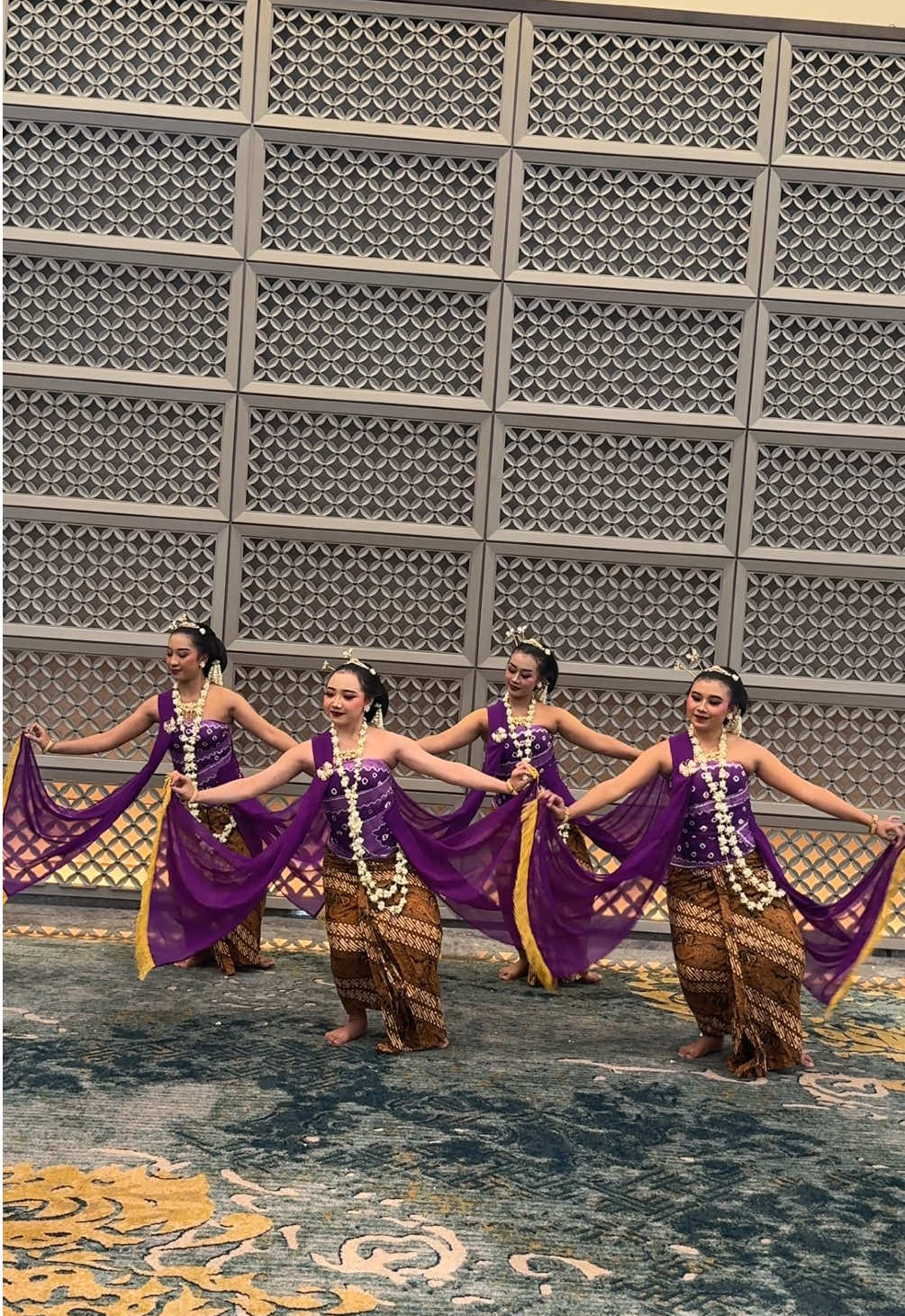 Sajikan dan Nikmati Tarian Budaya Adiluhung yang akan menambah kesakralan pesta pernikahanmu dengan Sajian Tari Gambyong Pareanom PKJT dengan Penari penari cantik berkualitas serta para mahasiswi Akademisi by Cakra Baswara 🙏🏻😊 . . . #gambyong #tarigambyongpareanom #gambyongpareanom #tarijawa #mantenjawa #vyp #viral 