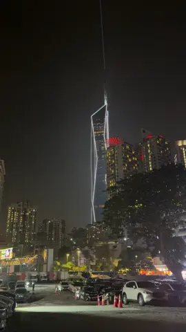 Baru2 nie kecoh…ada cahaya apa kat langit kl…cahaya nie dtg dr Menara Merdeka PNB 118….tak ada alien pun😂😂😂#cahayadilangit #kl #fypage 