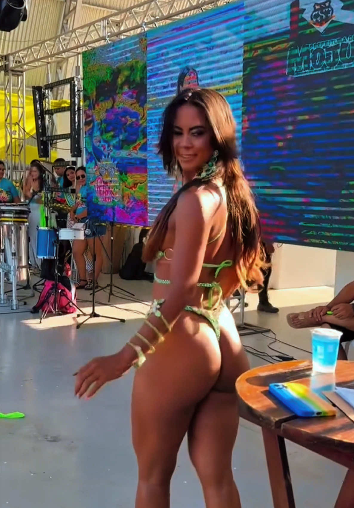 A modelo Lohanne Araújo desfilando no concurso de beleza Garota Verão Levi 2025
