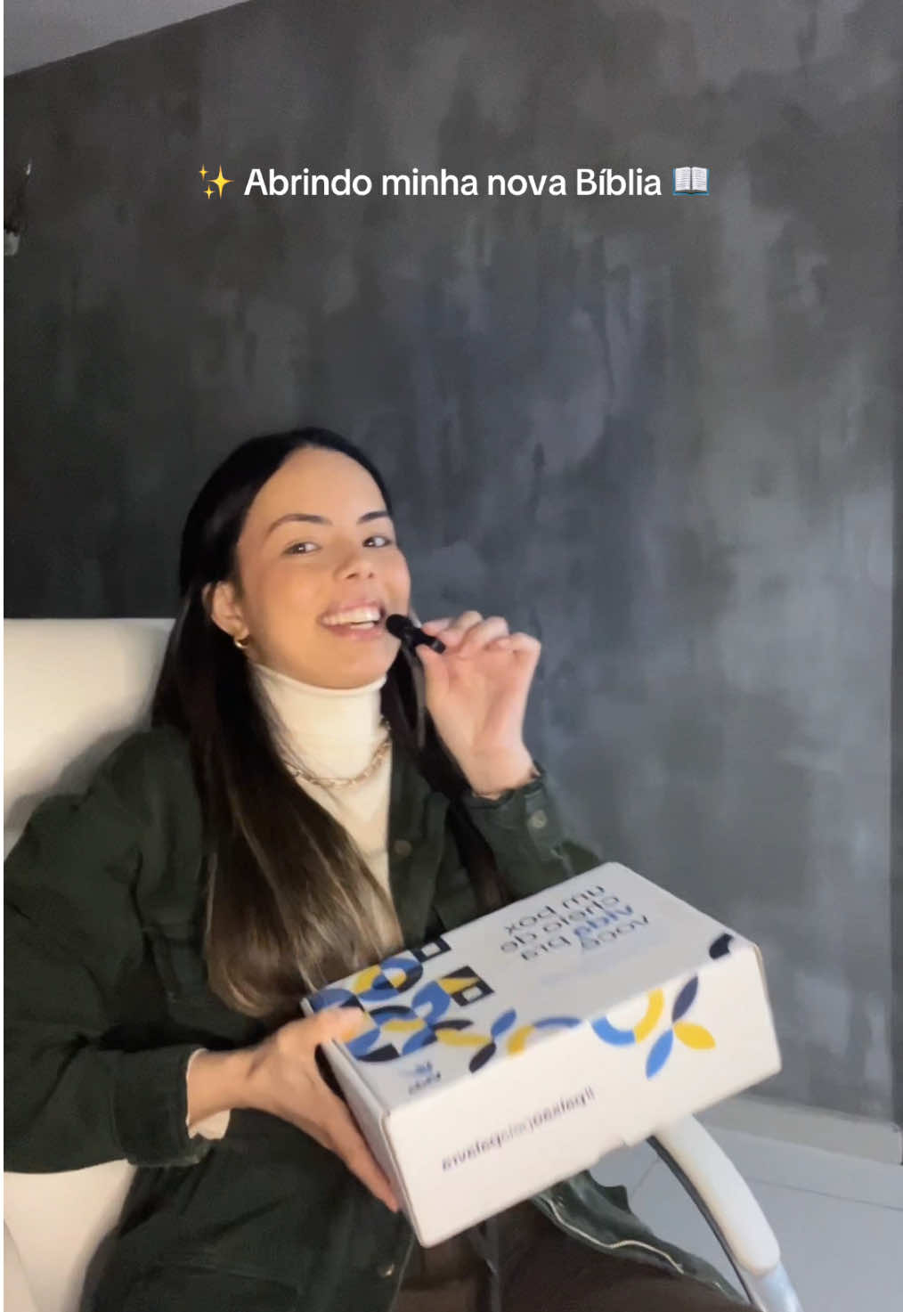 Abrindo minha Bíblia nova 🤎 Bíblia Mulheres da @Viviane Martinello com a @Editora Vida 🥹✨ Apaixonada nela, vou usar pra fazer devocional e estudar melhor a Bíblia, já que ela tem mapas mentais que ajudam muito a entender melhor o contexto bíblico ☺️ #crista #biblia #garotascristãs #cristao #editora #unboxingvideo #bibliasagrada #mulheres 