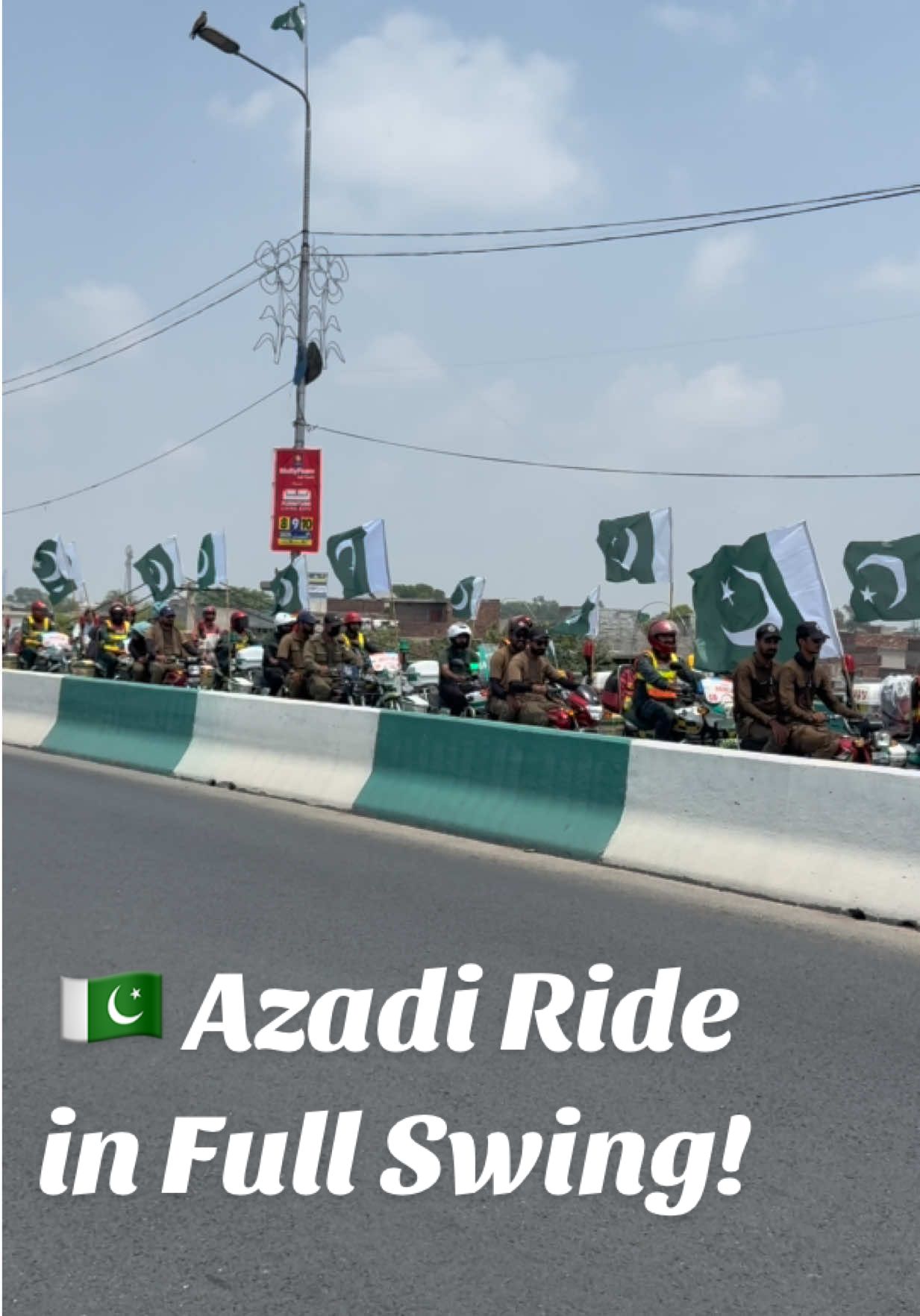🇵🇰 Azadi Ride in Full Swing! 🏍️💚💥 #PakistanZindabad #14AugustVibes #BikeRally #IndependenceDay #PakArmy #GreenFlagRide #PatrioticFeels  