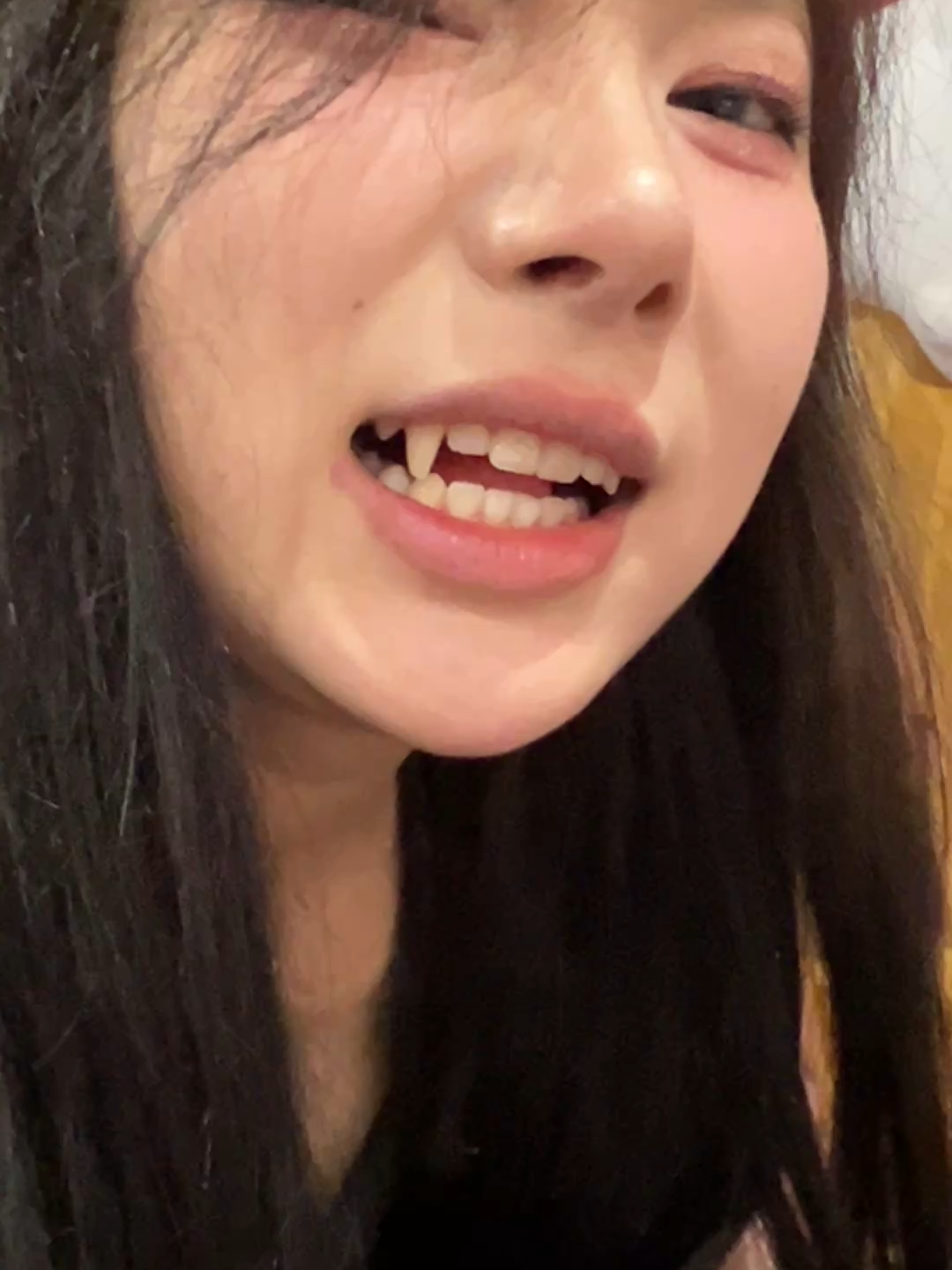 Con lai với ma cà rồng nên chỉ có 1 bên răng nanh. #rangnanh #macarong #girlwithfangs #lieuthuocso1 #dethuongqua #rangdep #beautyfangs #vampirestyle #funnylook #draculavibes #fangirl #viralvideo