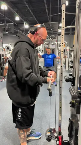 Tonight I hit back biceps cardio and core at the gym.  Currently 5 weeks out from my summer shredding men’s transformation body builder competition.  Locked in on the routine big time right now.  #fyp #fypシ #goodrx #peteybweightloss #fat2fitnation #crunch #weightloss 