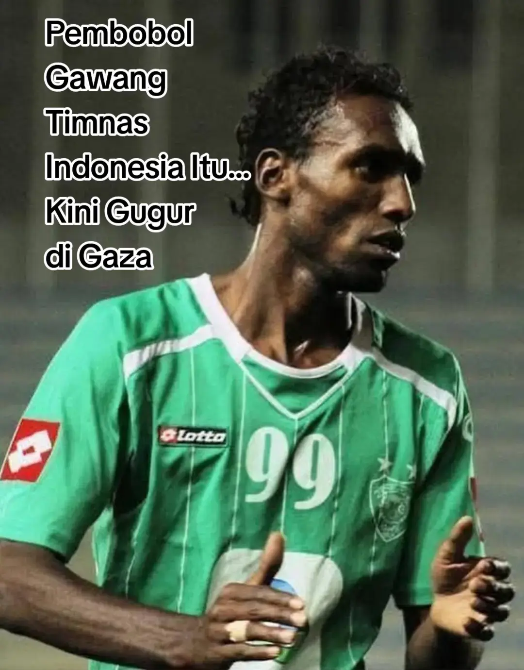 Stadion Manahan, Solo, 22 Agustus 2011. Menit ke-48, nomor punggung 9 Palestina berlari menyambut bola. Satu sentuhan, lalu lob lembutnya melewati jangkauan Markus Horison. Bola itu memantul sekali sebelum bersarang di gawang Indonesia. Sorak penonton pecah. Bukan untuk merayakan keunggulan lawan, tapi untuk mengapresiasi keindahan. Suleiman Obaid tersenyum lebar. Di tepi lapangan ia berjoget, sebelum dirangkul dan dipeluk rekan-rekannya. Di momen itu, ia hanyalah seorang pesepakbola. Ia bukan simbol, bukan korban perang, hanya pria yang mencintai bola. Dan, tahu betul caranya membuat dunia tersenyum. Empat belas tahun berlalu. Gaza tak lagi punya stadion yang utuh. Dan Suleiman Obaid tak lagi berlari di rumput hijau. Rabu, 6 Agustus 2025, ia berdiri di selatan Rafah, menunggu bantuan kemanusiaan. Di tengah antrean, dentuman datang. Debu, jeritan, dan hening yang mematikan. Federasi Sepak Bola Palestina mengumumkan kabar itu. Suleiman Obaid, 41 tahun, ayah dari lima anak, tewas dalam serangan Israel. Pria yang dulu menari di Solo kini pergi untuk selamanya. Obaid memulai langkahnya di klub Khadamat Al-Shatee pada 2005. Dua tahun di tim muda, lalu promosi ke senior. Dari sana ia menyeberang ke Markaz Shabab Al-Am'ari pada 2009, sebelum kembali ke Khadamat pada 2013. Sempat merumput untuk SC Gaza pada 2014–2016, ia akhirnya pulang lagi ke Khadamat Al-Shatee. Klub itu adalah rumahnya. Sejauh apa pun ia pergi, ia selalu kembali. Di tanah kelahirannya, ia meraih Sepatu Emas Liga Primer Jalur Gaza tiga musim beruntun: 2016, 2017, dan 2018. Kontrak terakhirnya pun berakhir di sana pada 2023. Itu sebuah lingkaran yang sempurna, seolah hidupnya memang ditakdirkan untuk berlabuh di tempat itu. Eric Cantona menyebutnya “Pele Palestina” dan berteriak di media sosial: “Mau sampai kapan kita membiarkan genosida ini?” Gary Lineker, mantan penyerang Inggris, mengunggah protes serupa, menyindir FIFA yang bungkam: “Kita tak mendengar Anda, FIFA.” Dalam catatan Federasi Palestina, ia mencetak lebih dari 100 gol sepanjang kariernya. Dua di antaranya untuk tim nasional: satu salto ke gawang Yaman, satu lob ke gawang Indonesia. Gol itu kini jadi potongan kenangan yang tak bisa diulang. Dan dunia harus mengingatnya. Bukan hanya sebagai pemain yang mencetak angka di papan skor, tapi sebagai manusia yang dibunuh saat menunggu roti untuk keluarganya. Dari sorak-sorai di Manahan Solo hingga sunyi di Gaza, cerita Suleiman Obaid adalah pengingat: bahwa sepak bola pernah mempertemukan kita, dan kemanusiaan seharusnya membuat kita berdiri bersama.  Selamat jalan Suleiman Obaid. Pele Palestina yang pernah membuat Stadion Manahan Berdiri. (*) #Gaza #SuleimanObaid #Sepakbola #PrayForPalestine