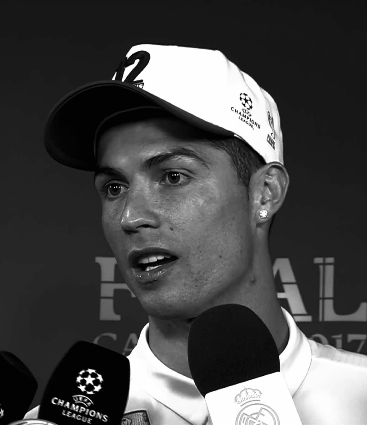 يا مَرفَأَ الأَشواقِ بِعَينَيْك ، كَم ضَحِكَ الزَّمان #ronaldo #رونالدو 
