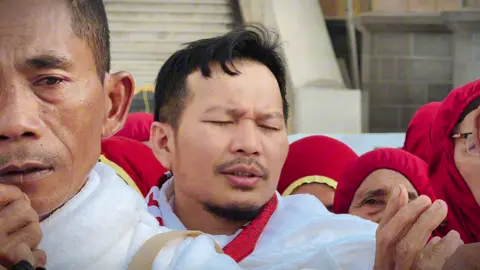 UMROH INI, SEMUANYA UNTUK ABAH DAN MAMAK…. Kata orang bertemu adalah obat Rindu, namun tidak sepenuhnya benar, karena pertemuan ini justru membuat diri ini semakin rindu, rasa itu masih sama, getaran energinya tetap sama, berapa kalipun datang ke tempat ini, rasanya seperti pertama kali, doa doa yang dilangitan, air mata tumpah bercucuran, Terima kasih ya Alloh atas anugerah RINDU DIATAS RINDU INI……#buyamuammar #fyp #kren #mendunia #mekah #kakbah #umrohmurah 