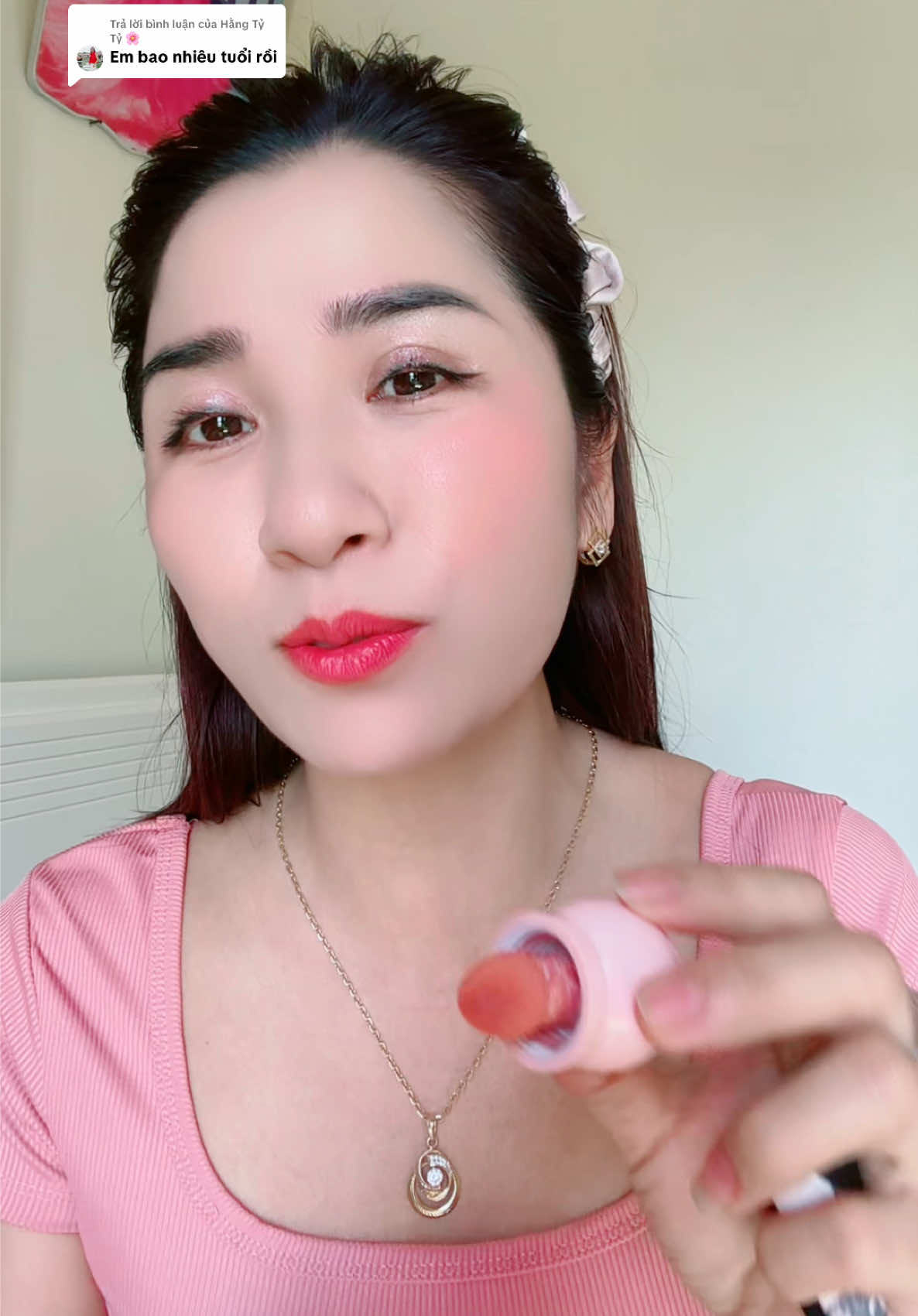 Trả lời @Hằng Tỷ Tỷ 🌸 Chị em nào muốn hách tuổi đi đâu thoa xíu phấn má Hồng này nhé trẻ ra vài tuổi ha #methocchiase #methoc1985 #duongmaimethoc #mahongluoi #mahongcleanmakeup #mahongkemtunhien #saceladylooks 
