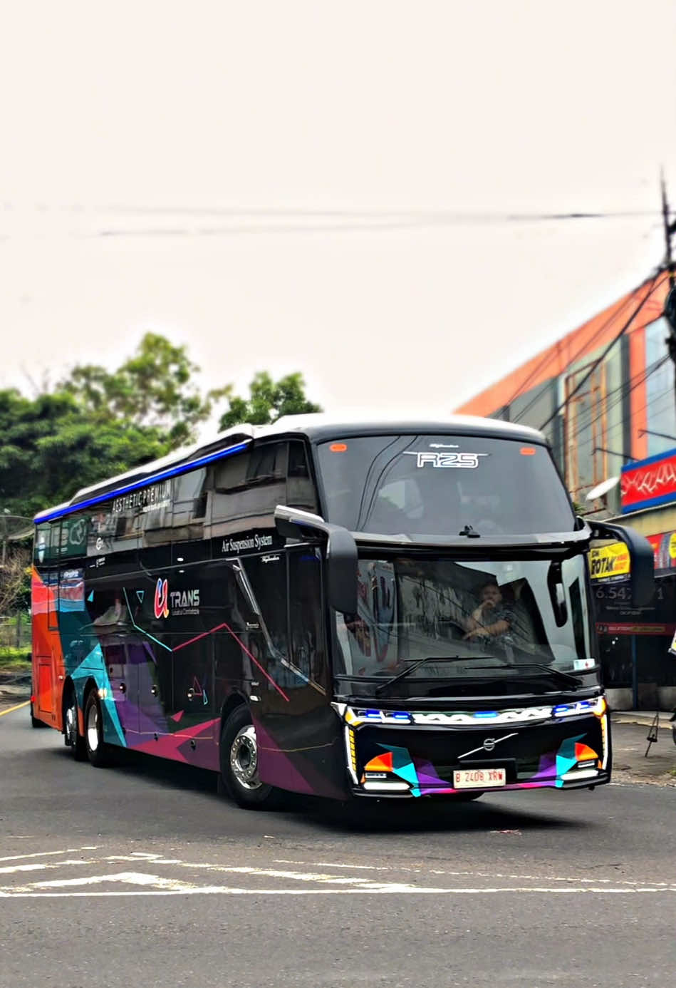 Skylander R25 😍 #utrans #skylanderr25 #newarmada #videobus #bismania #fyp #foryou 