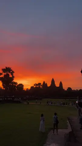 Siemreap isn’t just a place, it’s a feeling. Stunning sunrise at AngKor Wat. #angkorwatcambodia #siemreap #sunrise 