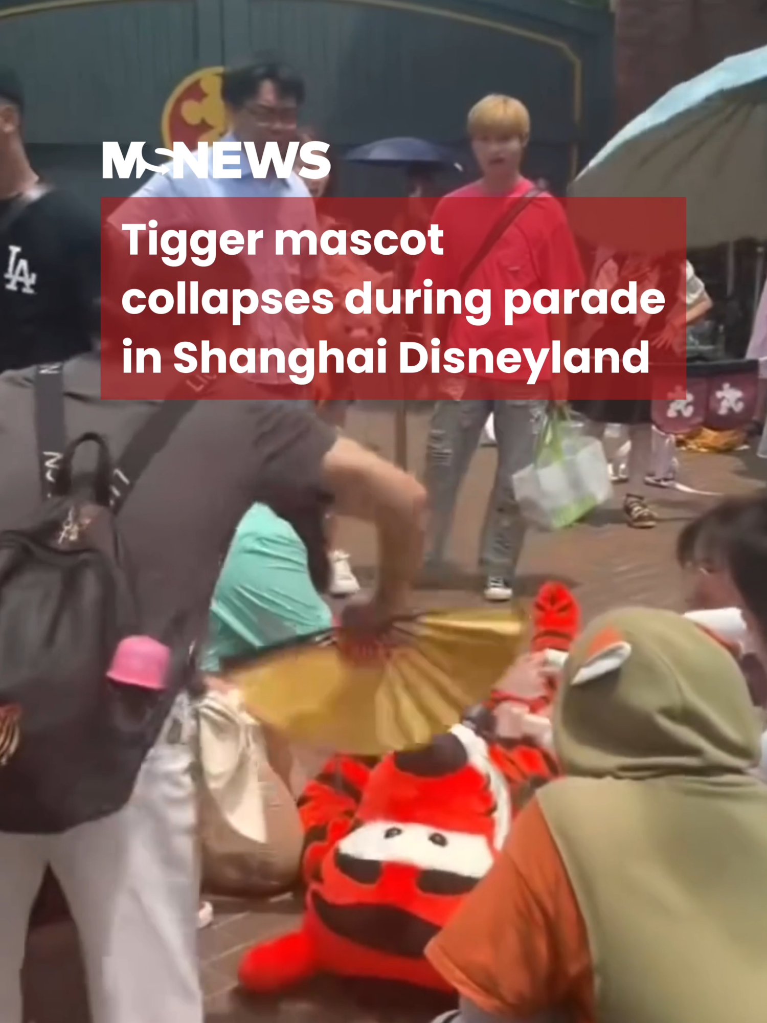 Shanghai Disneyland said the cast member was treated at the infirmary and is now recovering.#mustsharenews #sgfyp #china #tigger