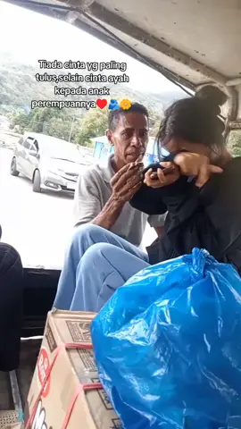 Kalau jalan su buat bapa kas jato aer mata ,maka pulang nanti tolong bikin bapa bangga e Nona ❤️.karena yang nonton ini ada juga yg berharap termasuk saya sndri,mengingat orang tua rela berjuang mati matian demi mimpi anak semata mata.jang kas luka bapa , jang kubur bapa pu mimpi , DoaNya Mama Amin Nya Bapa selalu ada buat ade Nona.😇