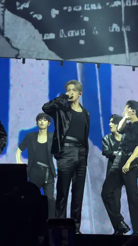 heeseung paradoxxx invasion walk the line NY day 2 no way i saw this irl  #walktheline #enhypen #enhypentour #walkthelinenyc #enha #heeseung 