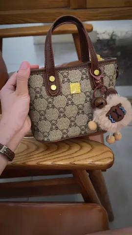Túi xách nữ đeo chéo họa tiết gấu size 18