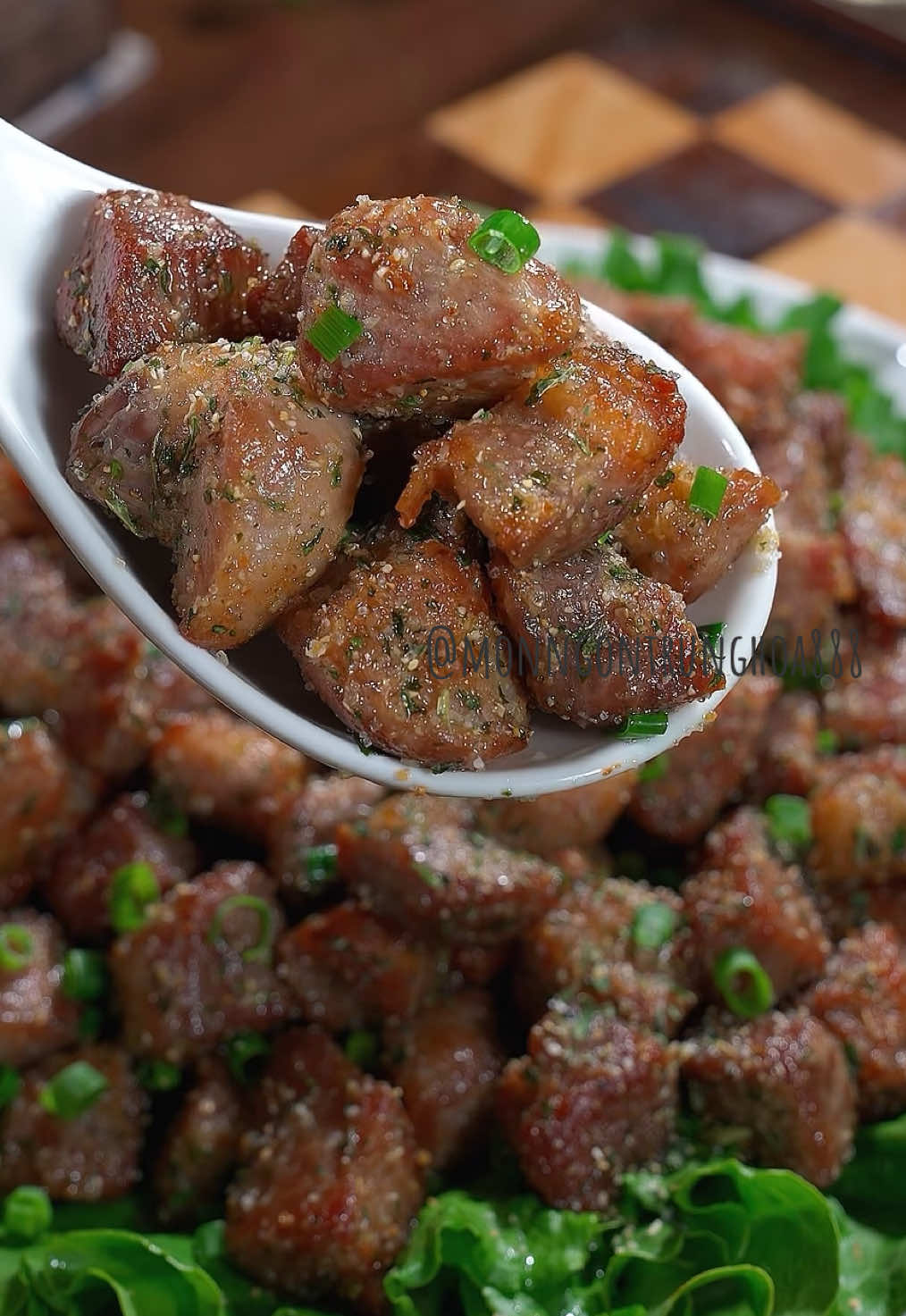 Rất nhiều người không biết rằng, chỉ cần hấp đơn giản phần thịt vai heo là có thể tạo ra món ăn ngon khiến cả người lớn lẫn trẻ em đều tranh nhau ăn. Bên ngoài giòn rụm, bên trong mềm mại, thơm ngon hơn cả thịt bò khô, dùng để chiêu đãi khách cực kỳ có mặt mũi. Nhớ like và lưu lại nhé!  #LearnOnTikTok #ancungtiktok #nauan #anngonnaugon #ngon 