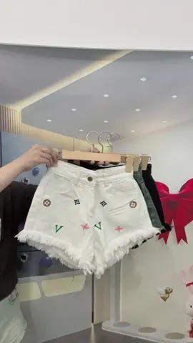 ✔️ Short jean thêu hoạ tiết lai tua rua cá tính, phong cách, cá tính ✔️ Thêu hoạ tiết tinh tế, điểm nhấn không đụng hàng ✔️ Phối áo nào cũng đẹp, đi giày nào cũng xinh #moingaymotoutfit #quanjeannu #thoitrangnu #quanshort #quanshortjean 