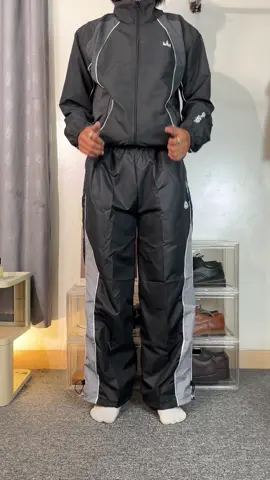 seperangkat alat kalcer lagi ni by@Logic.style 🤩🥰 #rekomendasicelana #celanaparasut #inspooutfit #loosepants ##outfitideas