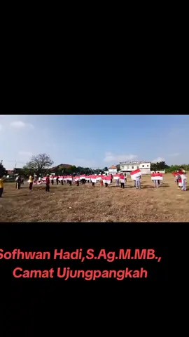 Sofhwan Hadi,S.Ag.M.MB., Camat Ujungpangkah melatih Siswa Siswi Paskibraka