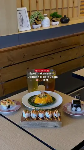 Salah satu Spot makan sushi 10 ribuan di Jogja, bolak balik kesini ga ada bosennya!🫵🏻😭✨, semua varian menu sushinya enak semua apalagi harganya start 10rban aja, selain itu tempatnya luas dan vibesnya Jepang bgt 🫶🏻✨🍣👀🥢 #jogja24jam #jogja #jogjaistimewa #fypage #fypシ゚ #fy #kulinertiktok #kulinerjogja #sushi #sushimurah #nongkrongjogja #sushitime #aesthetic 