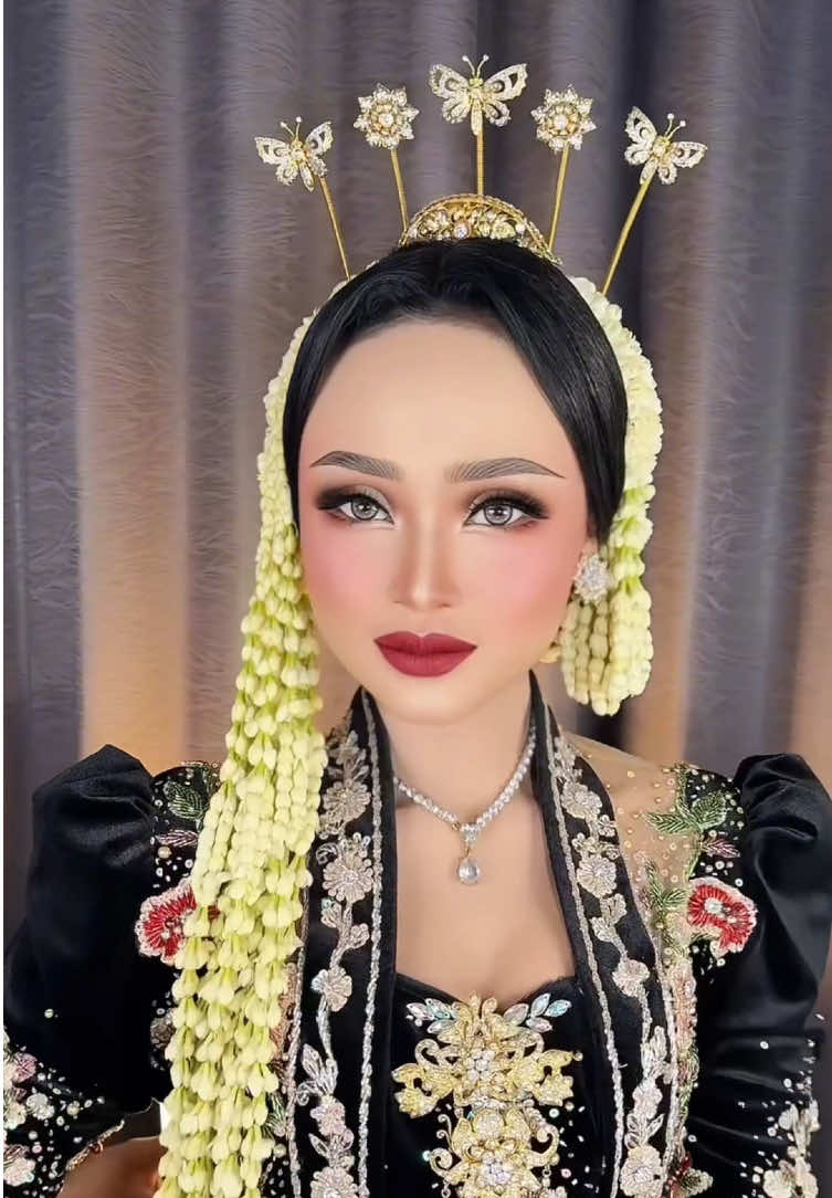 Adat Jawa modifikasi 🥰😍#aurianawedding #aurianaweddingsda #tiktokviral #muasodoarjohitz #mua #jawapride🔥 #makeup 